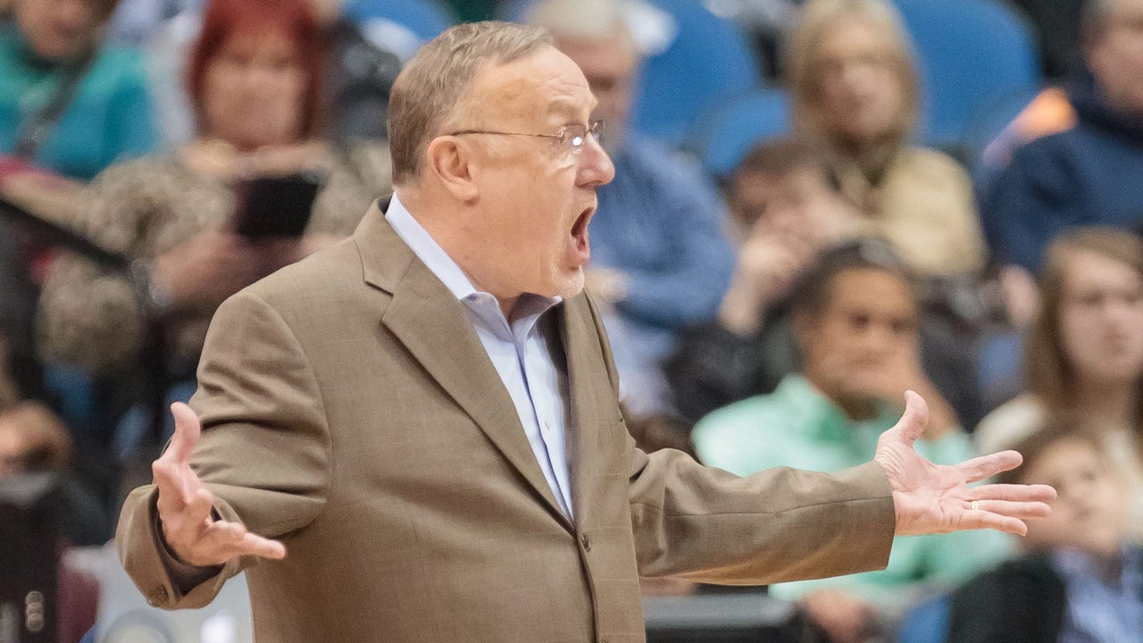 Wolves coaches, players worlds apart on social media